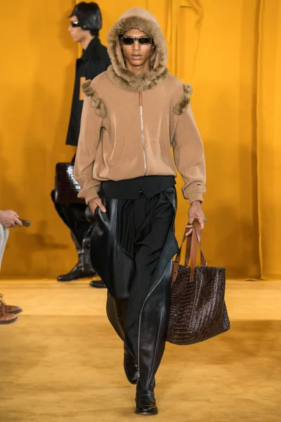 Look 10